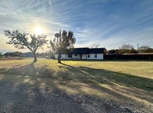 700 Arapaho Dr, Tioga, TX 76271
