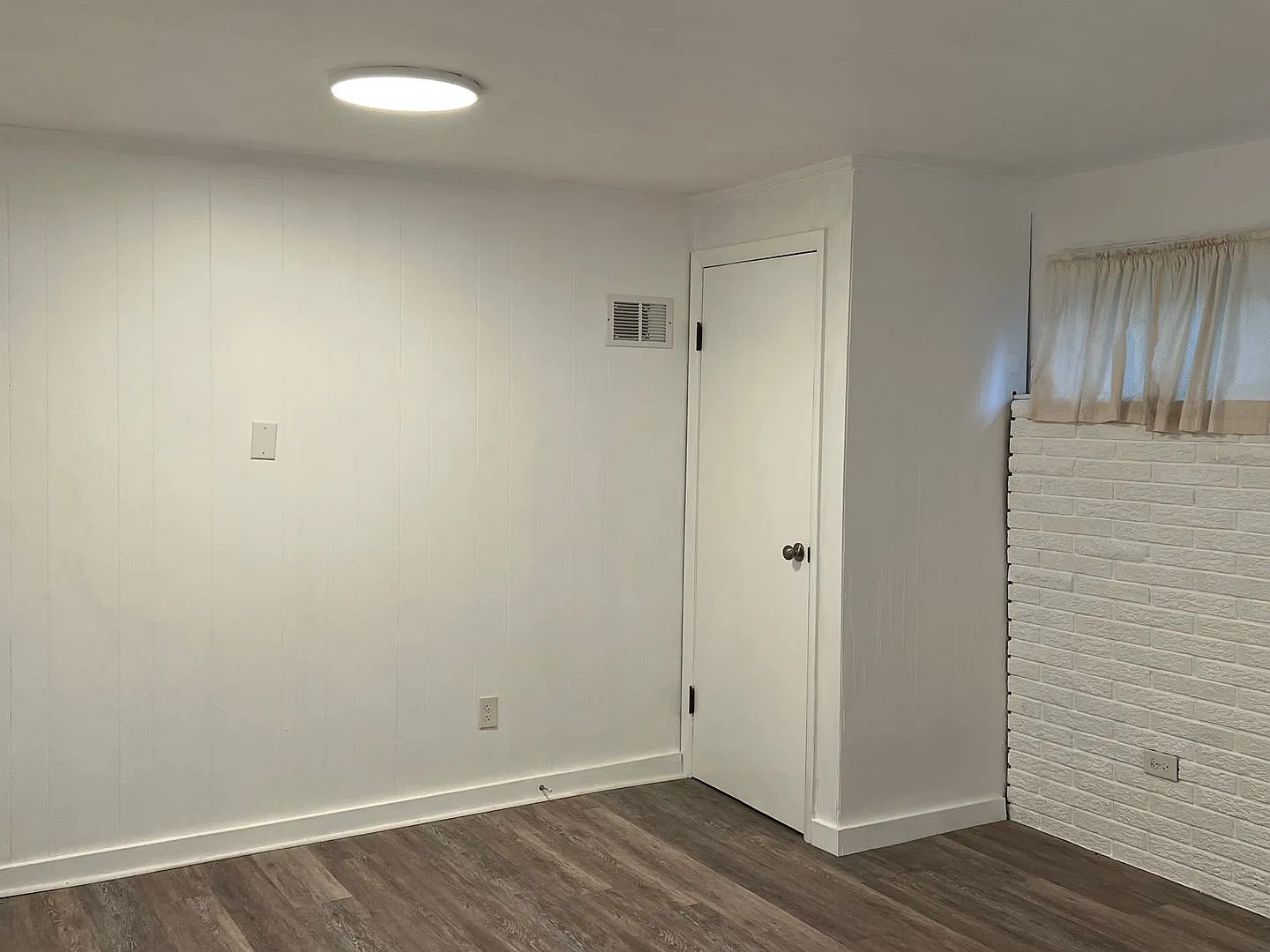 Spacious 4 Bedroom 2 Full Baths Plenty Of Privacy And Yard Space!! — Photo 4