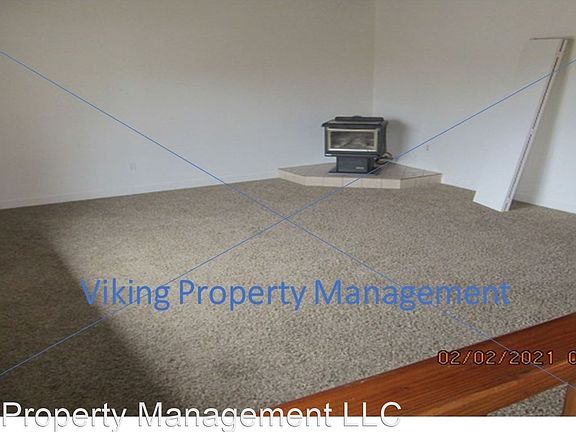2nd image of 805 NE Hillside Ct