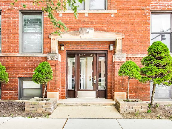2nd image of 1659 W Addison St APT 1