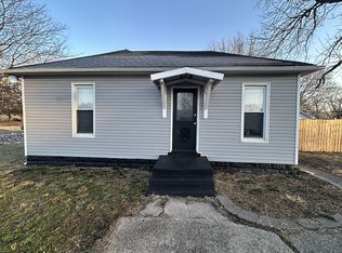 907 Voge St, Staunton, IL 62088