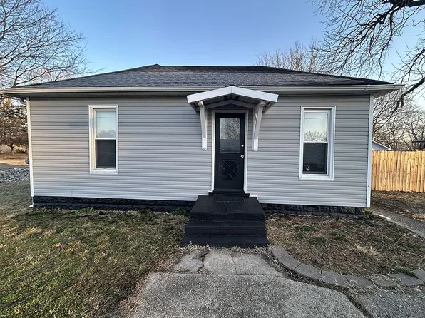 907 Voge St, Staunton, IL 62088