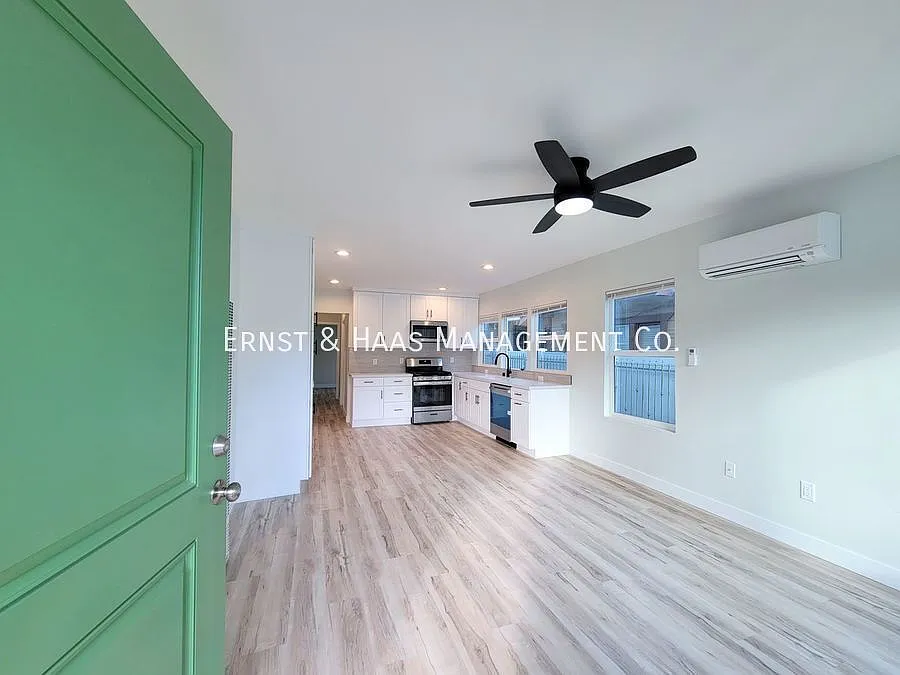 Luxurious 2-Bedroom Apartment - Steps Away from the Ocean and Downtown Long Beach! — Photo 4