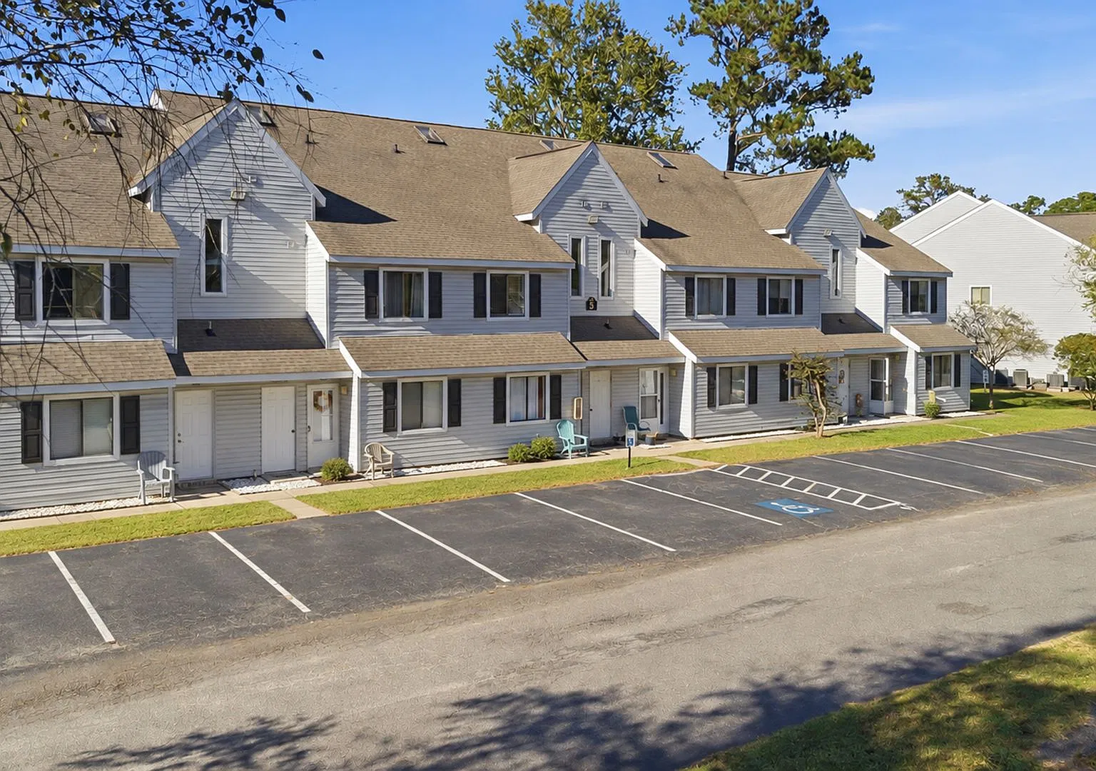 Fairway Village Beautifully Upgraded Condo (Island Green) — Photo 2