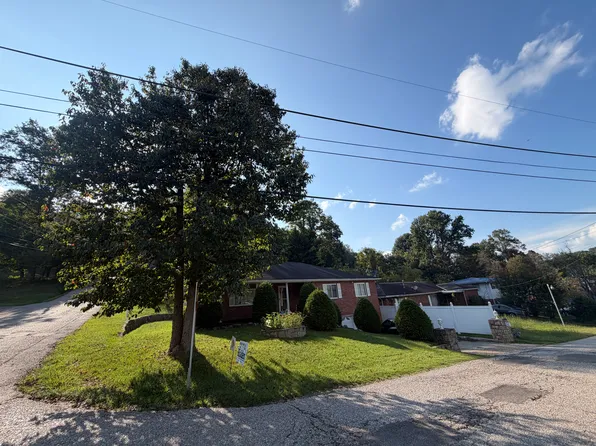 1901 Pinewood Dr, Sissonville, WV 25320