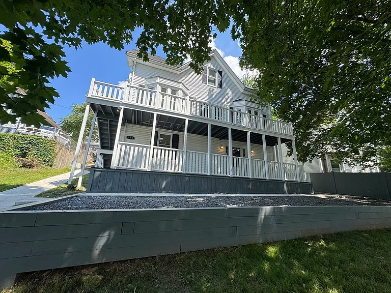 190 Common St #4 — Photo 1