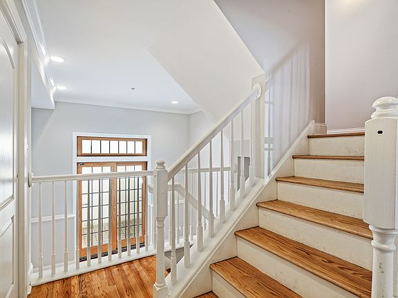 5th image of 915-25 Bainbridge St #302