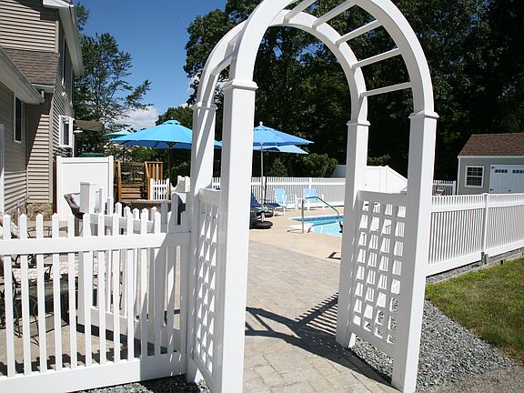 3rd image of 33 Colonial Farm Rd