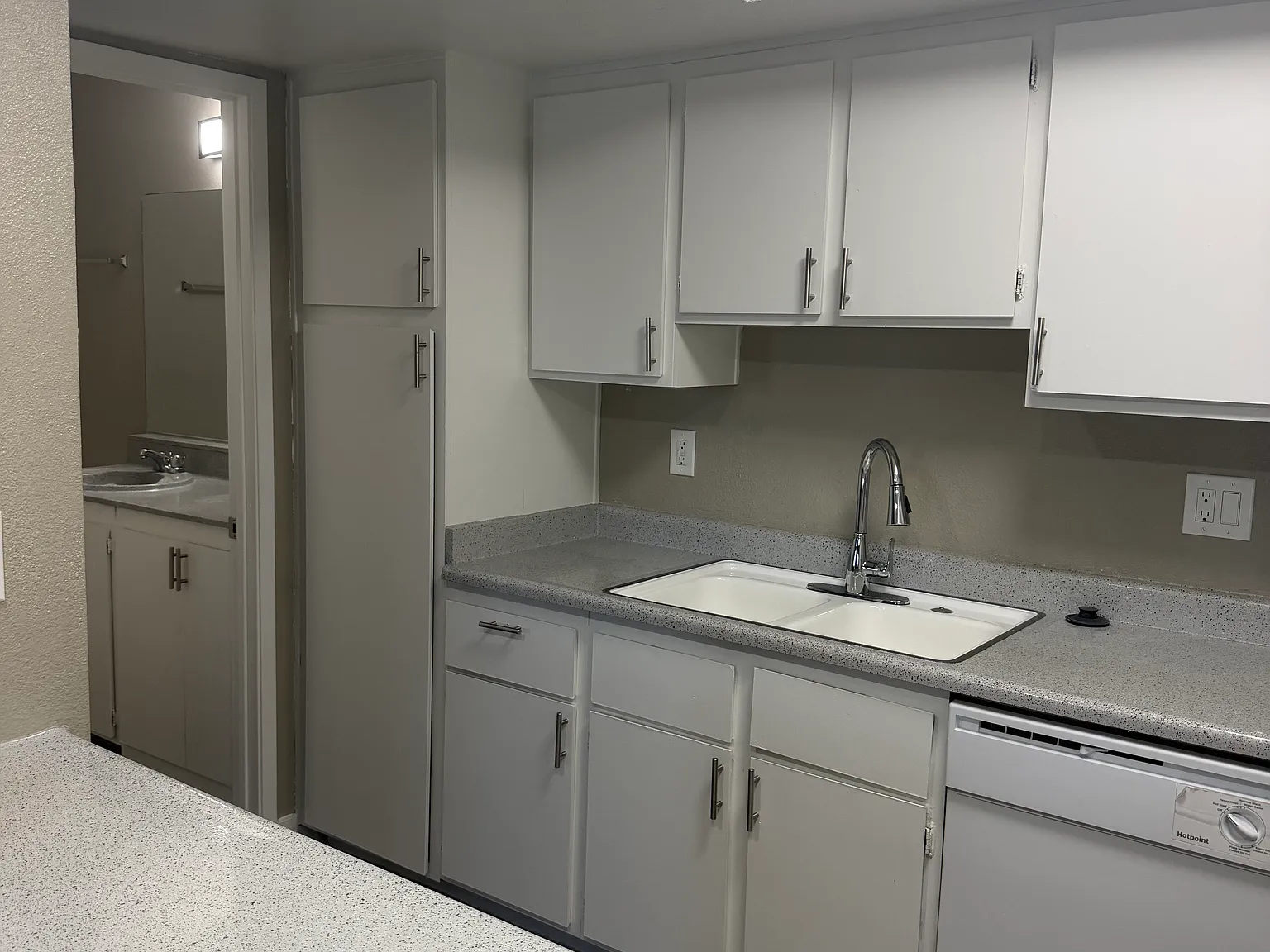 Studio, 400 sqft, $823 — Photo 3
