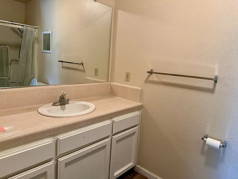 537 W Escalon Ave — Photo 16