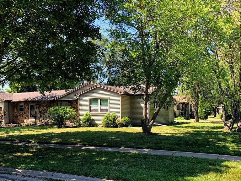 286 E Norman Ln — Photo 1