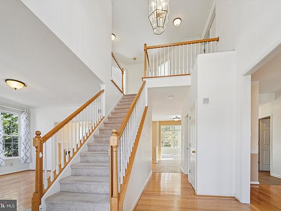 4th image of 18 White Woods Ln