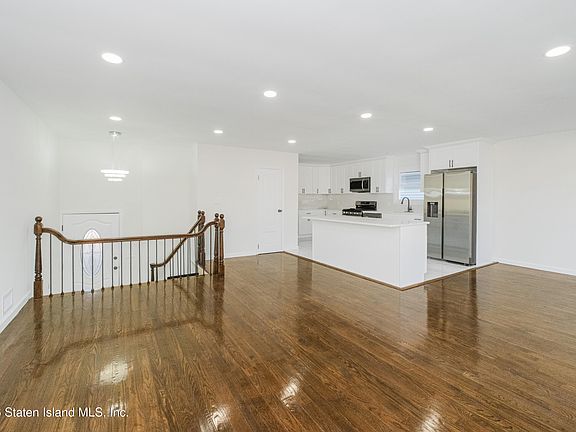 5th image of 43 Country Woods Ln