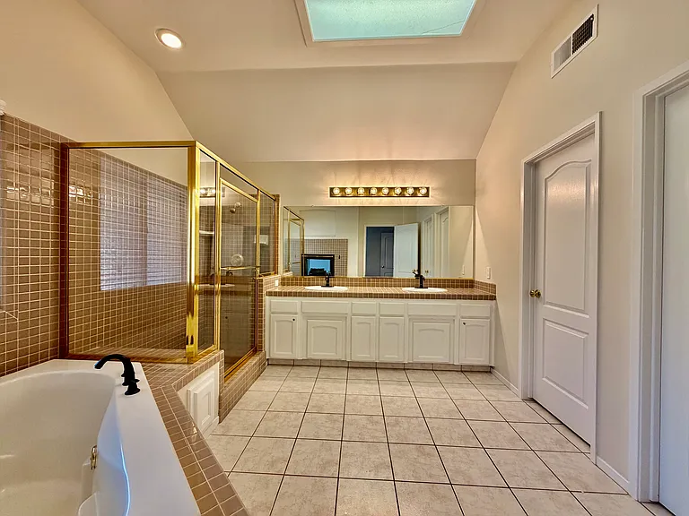 1780 E Pryor Dr — Photo 5
