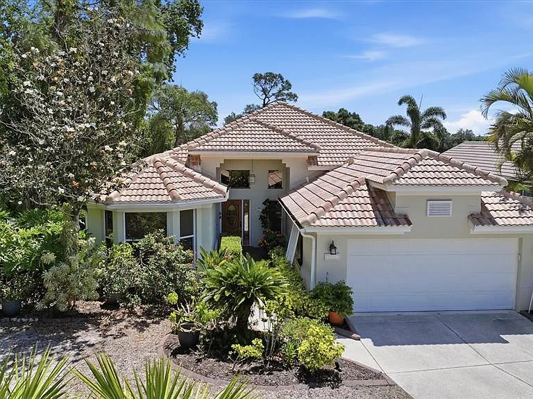 8009 Hampton Ct — Photo 1
