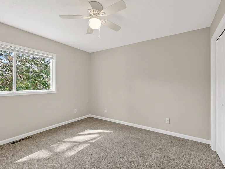 601 E Grundy St #B — Photo 24