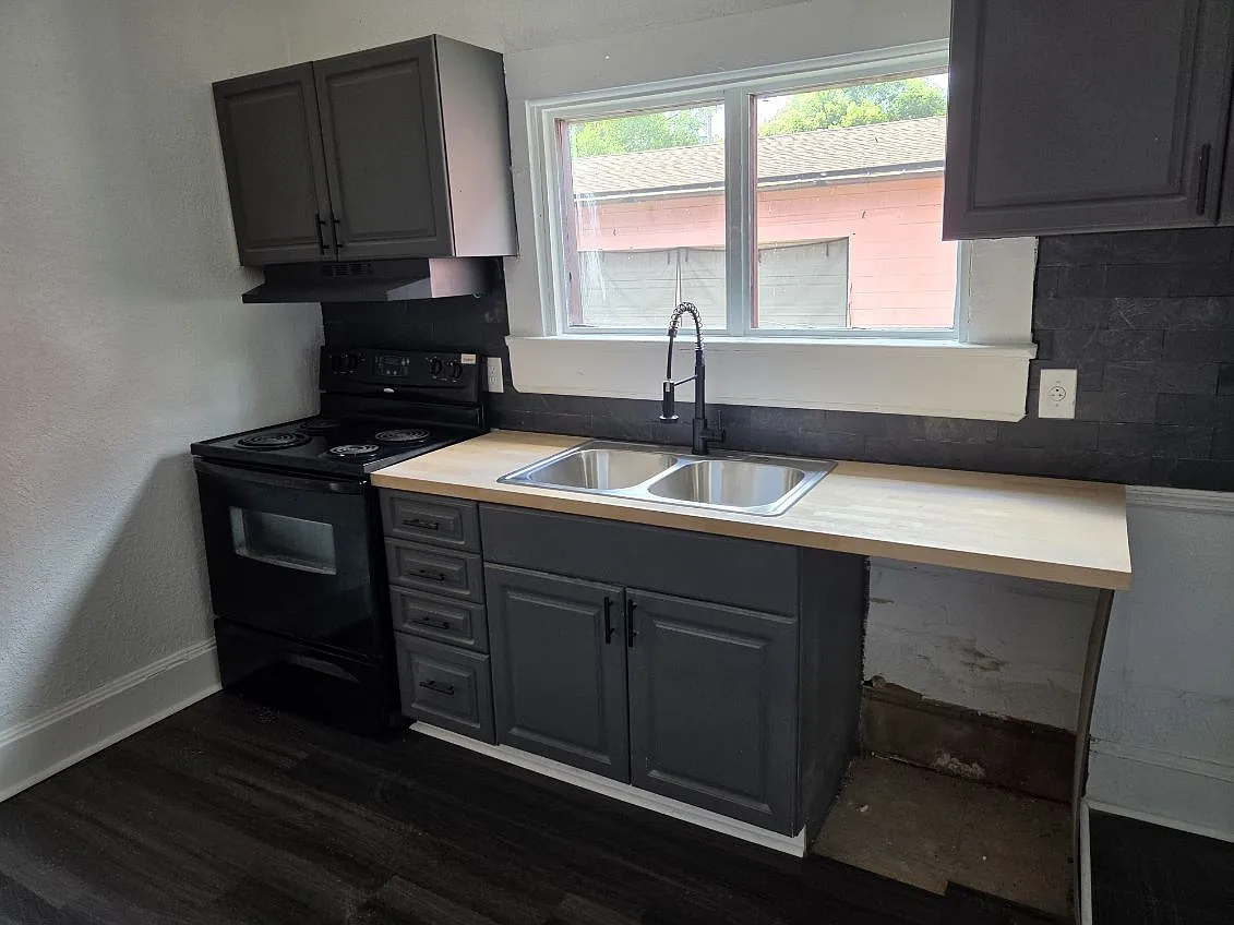 3 bed, 2998 sqft, $1,637 — Photo 3
