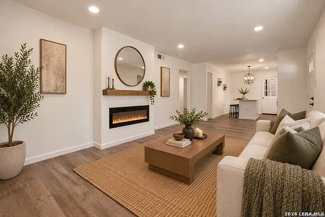 4 bed, 2.0 bath, 1008 sqft, $1,700 — Photo 4