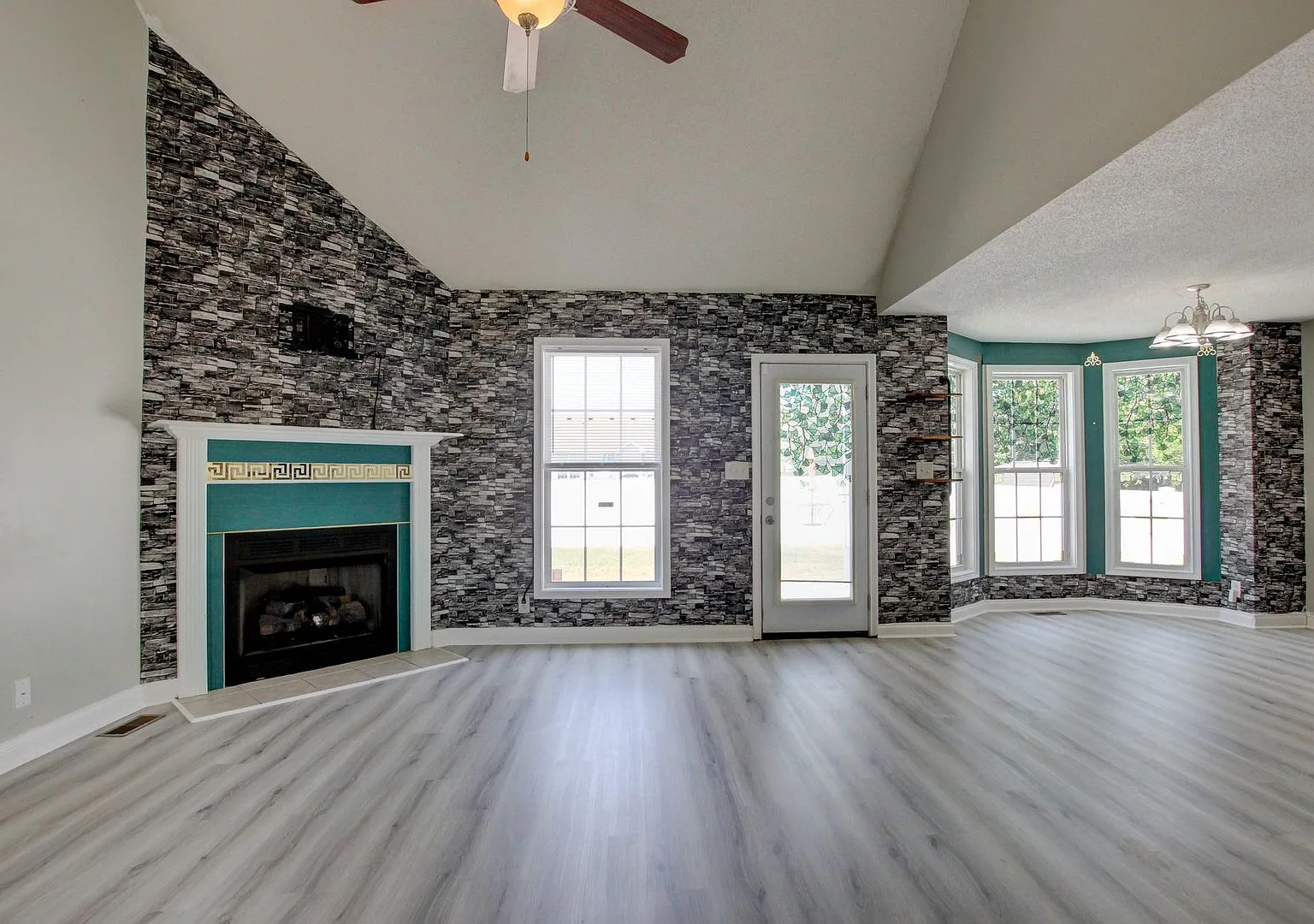 Beautiful 3 bedroom with bonus room in Arbour Greene South — Photo 3