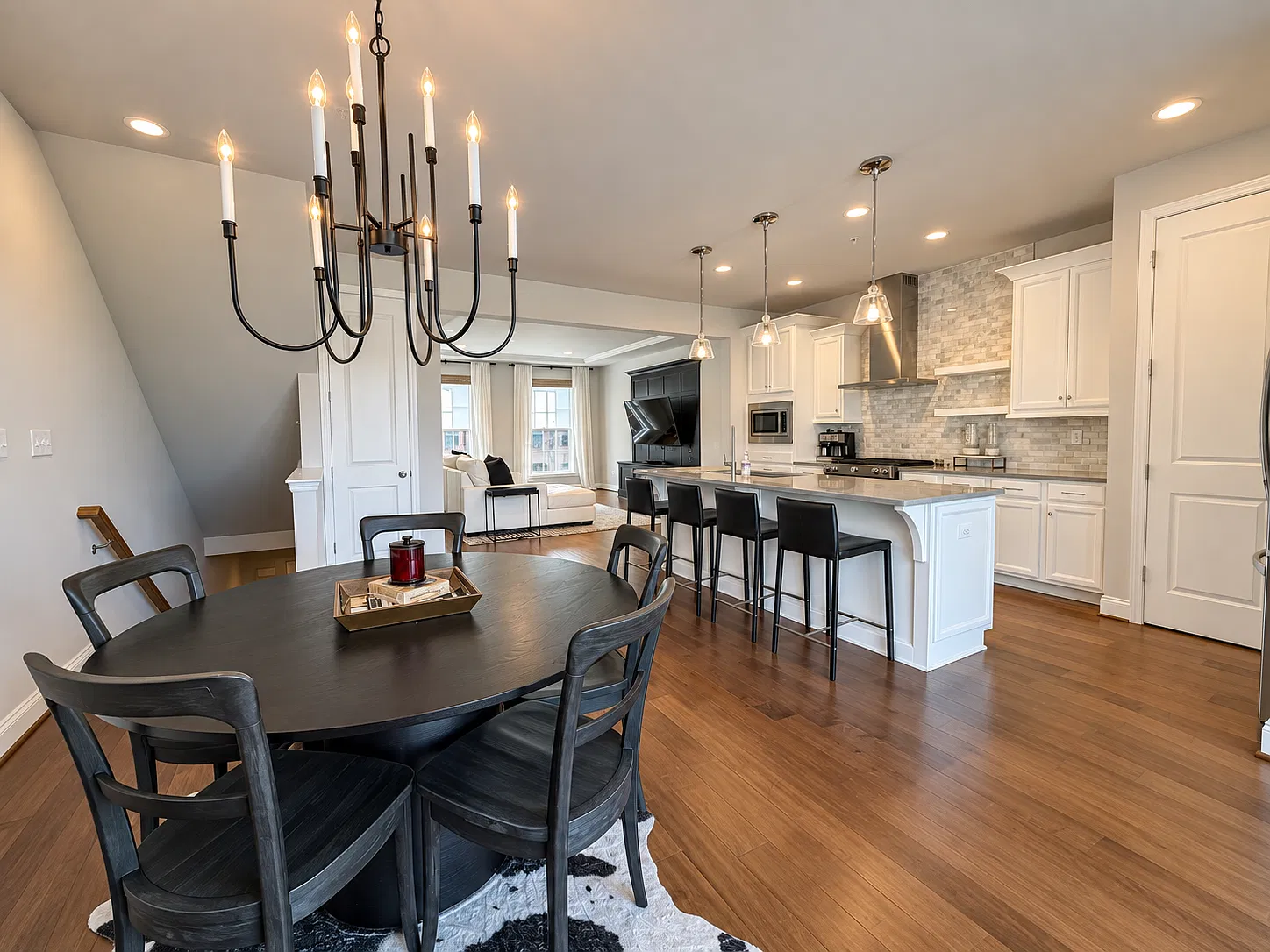 4 bed, 2.5 bath, 2000 sqft, $5,550 — Photo 4