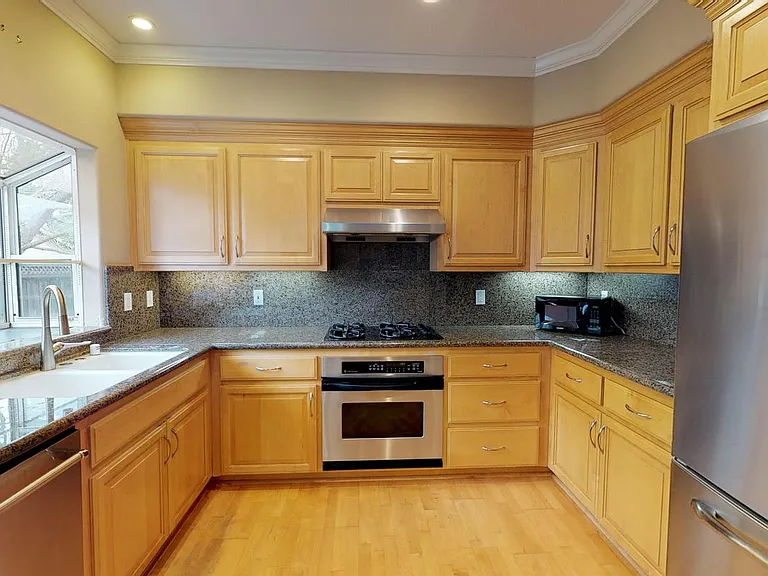373 Florence St — Photo 4