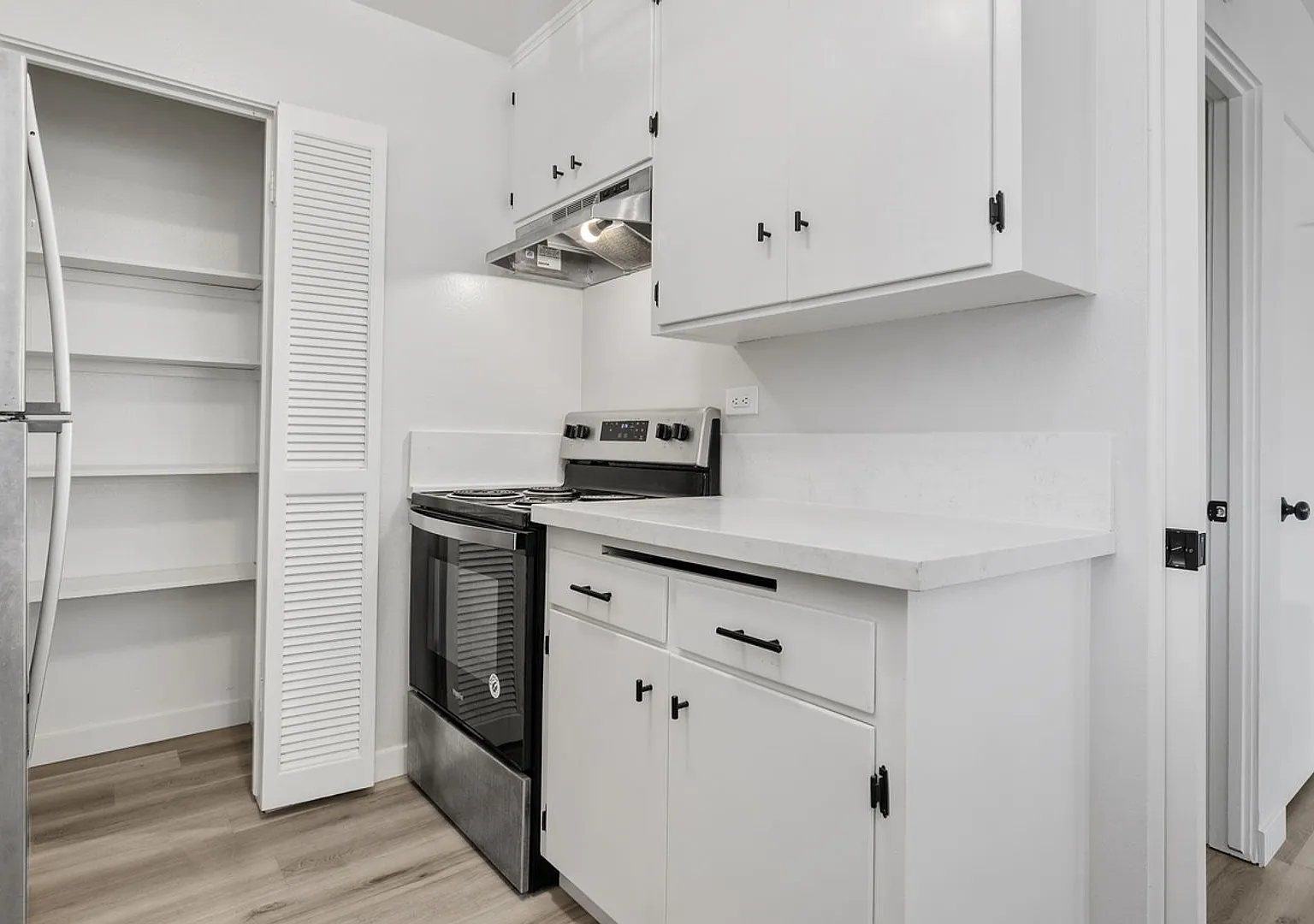 Hillcrest Great One Bedroom Apartment — Photo 1