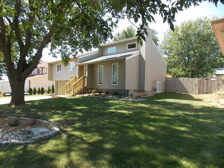 9804 S 23rd St — Photo 25
