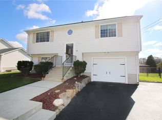 165 Mohawk Trl, Cranston, RI 02921
