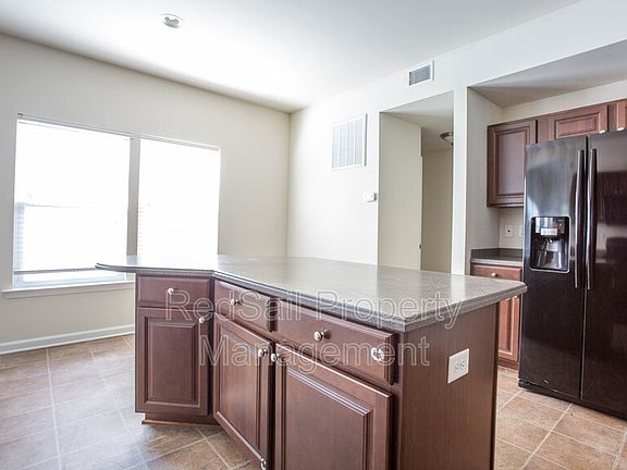5th image of 636 Leonard Ln