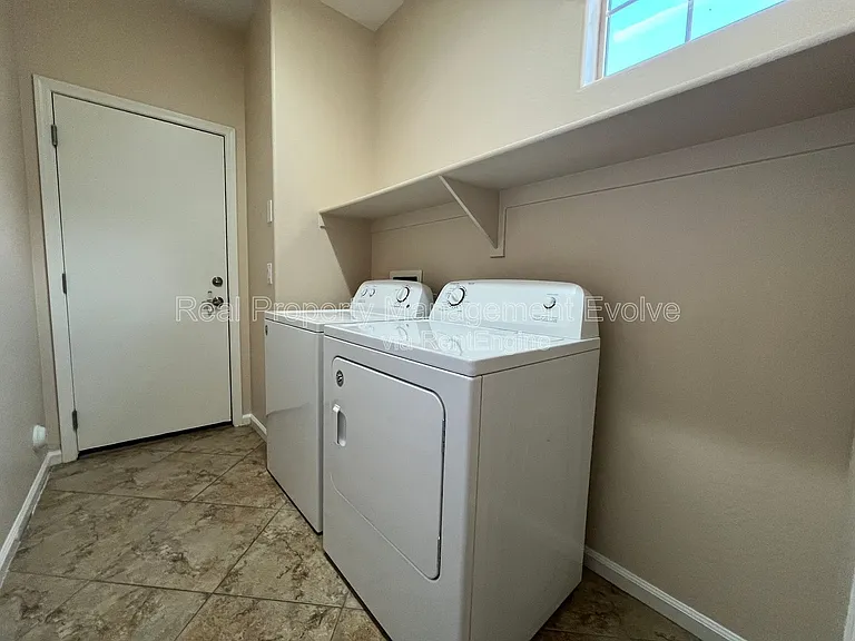 3454 E Constitution Dr — Photo 32
