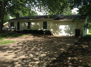 1028 S Locust St, Sesser, IL 62884
