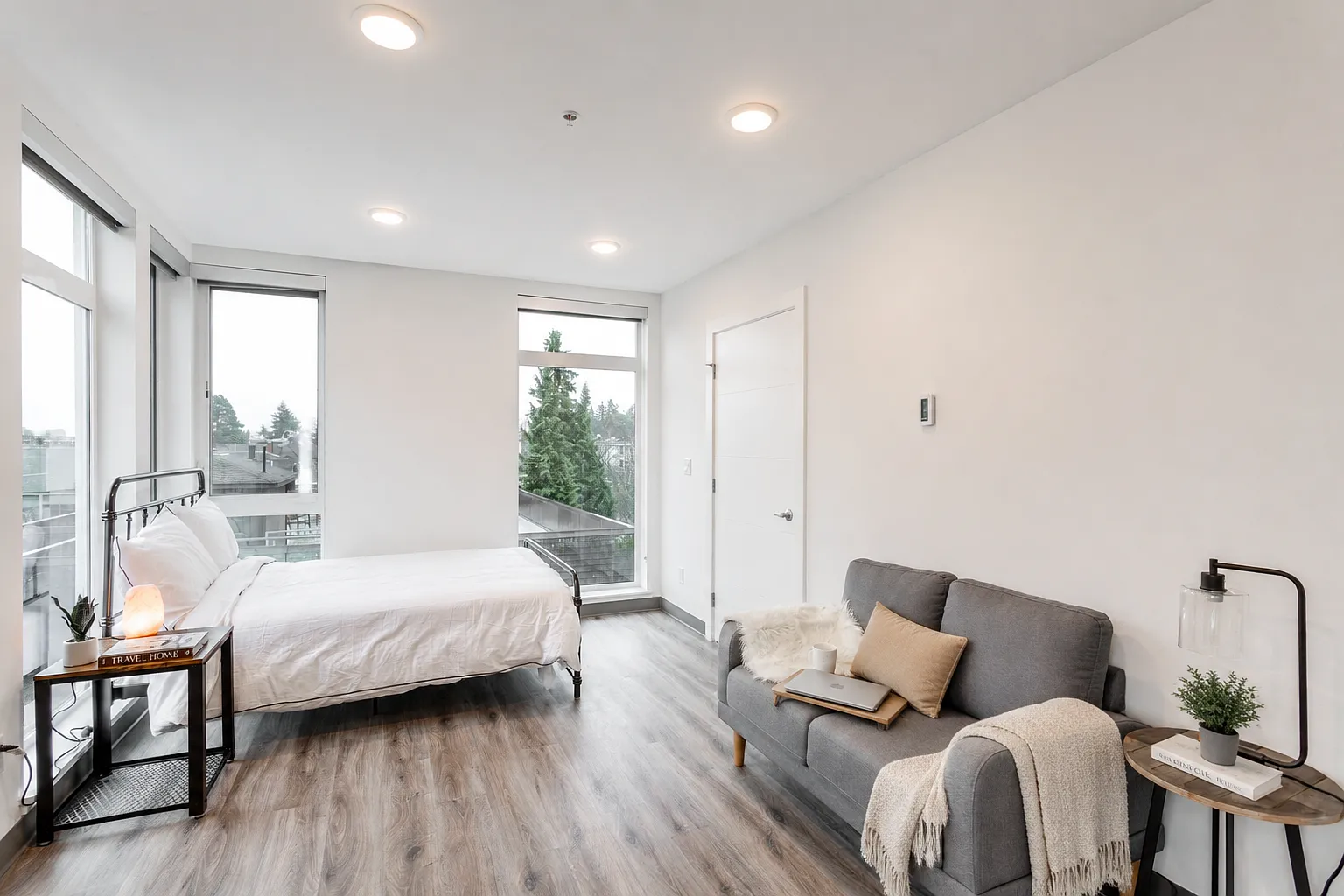 Fifty-Two Apartments — Photo 1