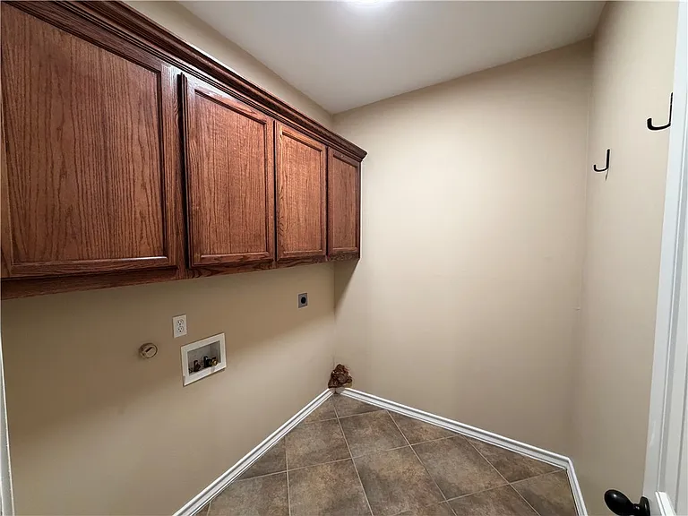 8317 Pocono Cir — Photo 31
