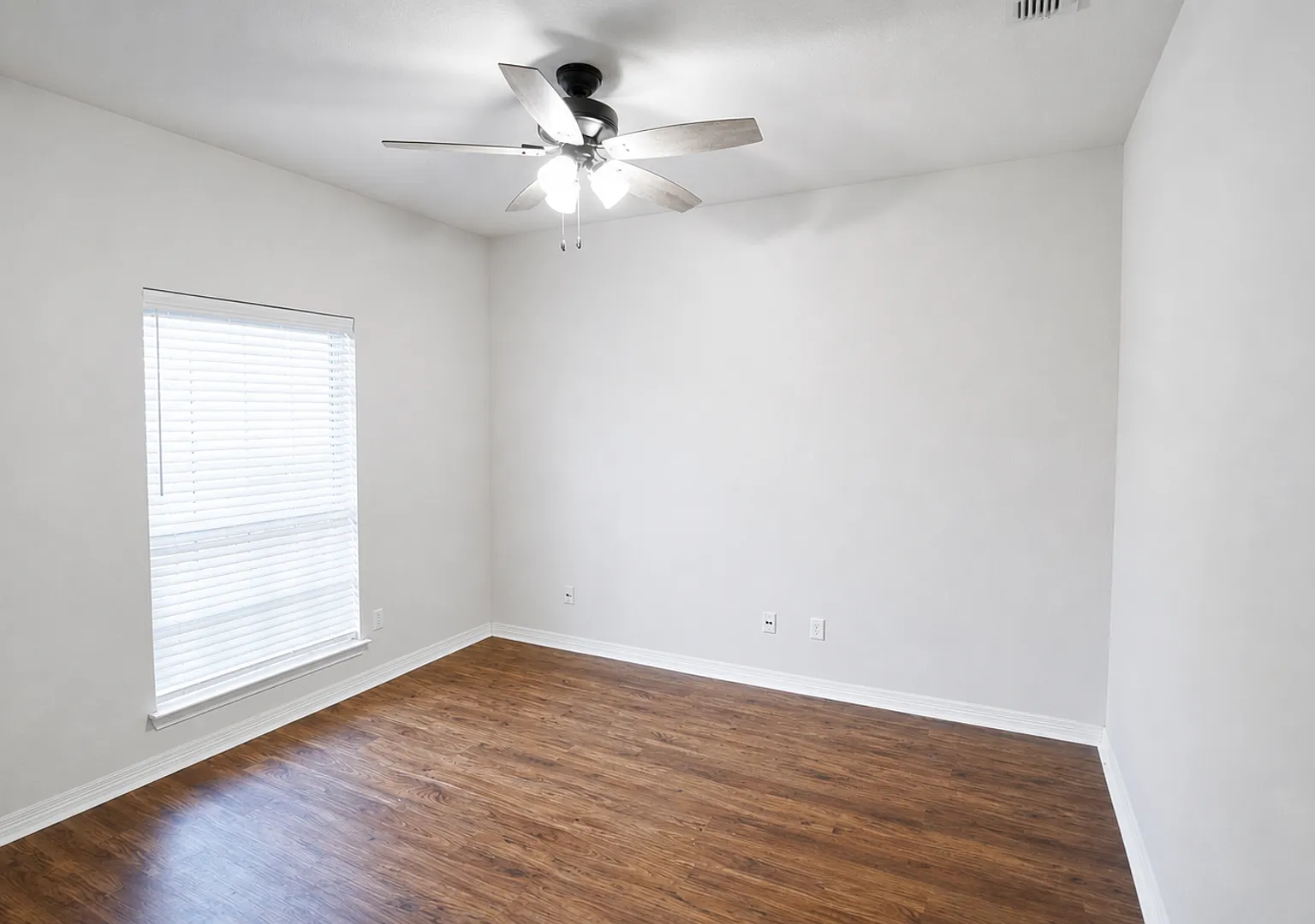For Lease! Stunning 3 Bedroom, 2 Bathroom, 2 Car Garage Home Located In Country Brook Park Estates — Photo 4