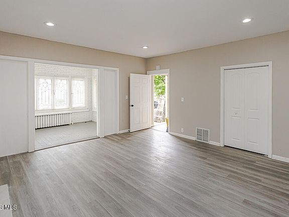 5th image of 2337 Parkwood Ave