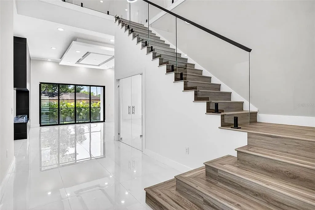 4 bed, 4.5 bath, 4465 sqft, $13,000 — Photo 3