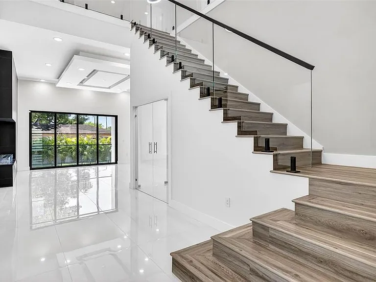 4426 W Euclid Ave — Photo 3