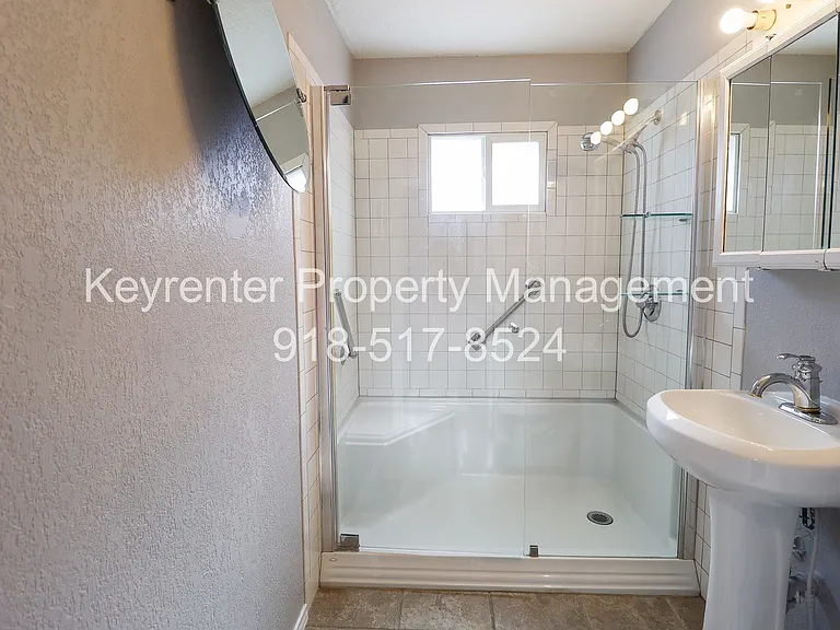 5330 W 2nd St — Photo 19