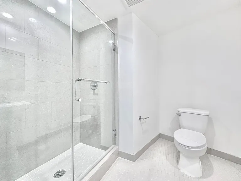 838 S La Brea Ave — Photo 8