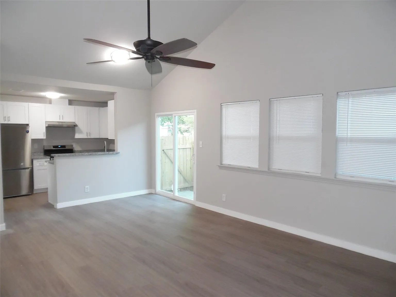 3 bed, 1.0 bath, 860 sqft, $1,695 — Photo 2