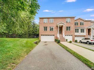 13 Skymark Ct, Saddle River, NJ 07458