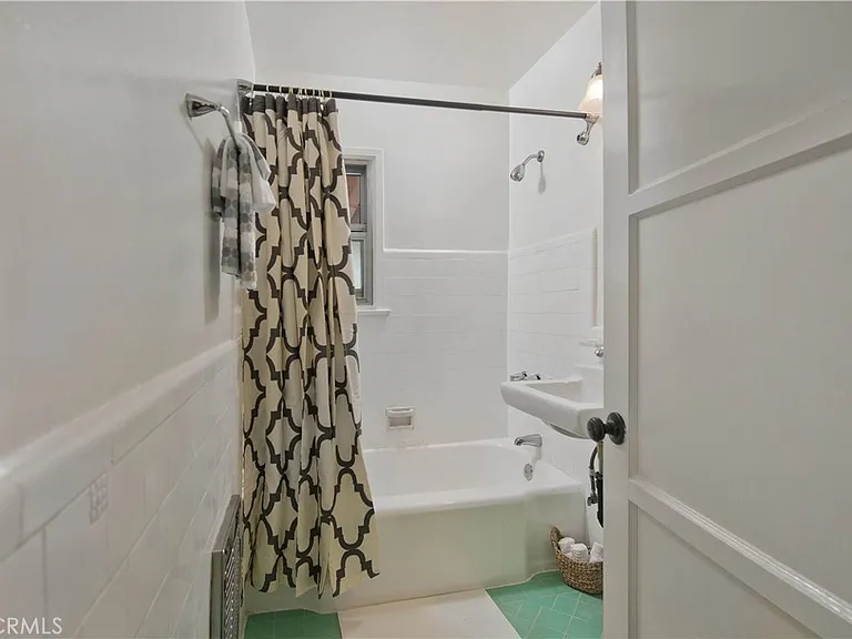 2121 N Screenland Dr — Photo 18