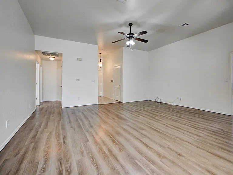 608 Cavecreek St — Photo 7