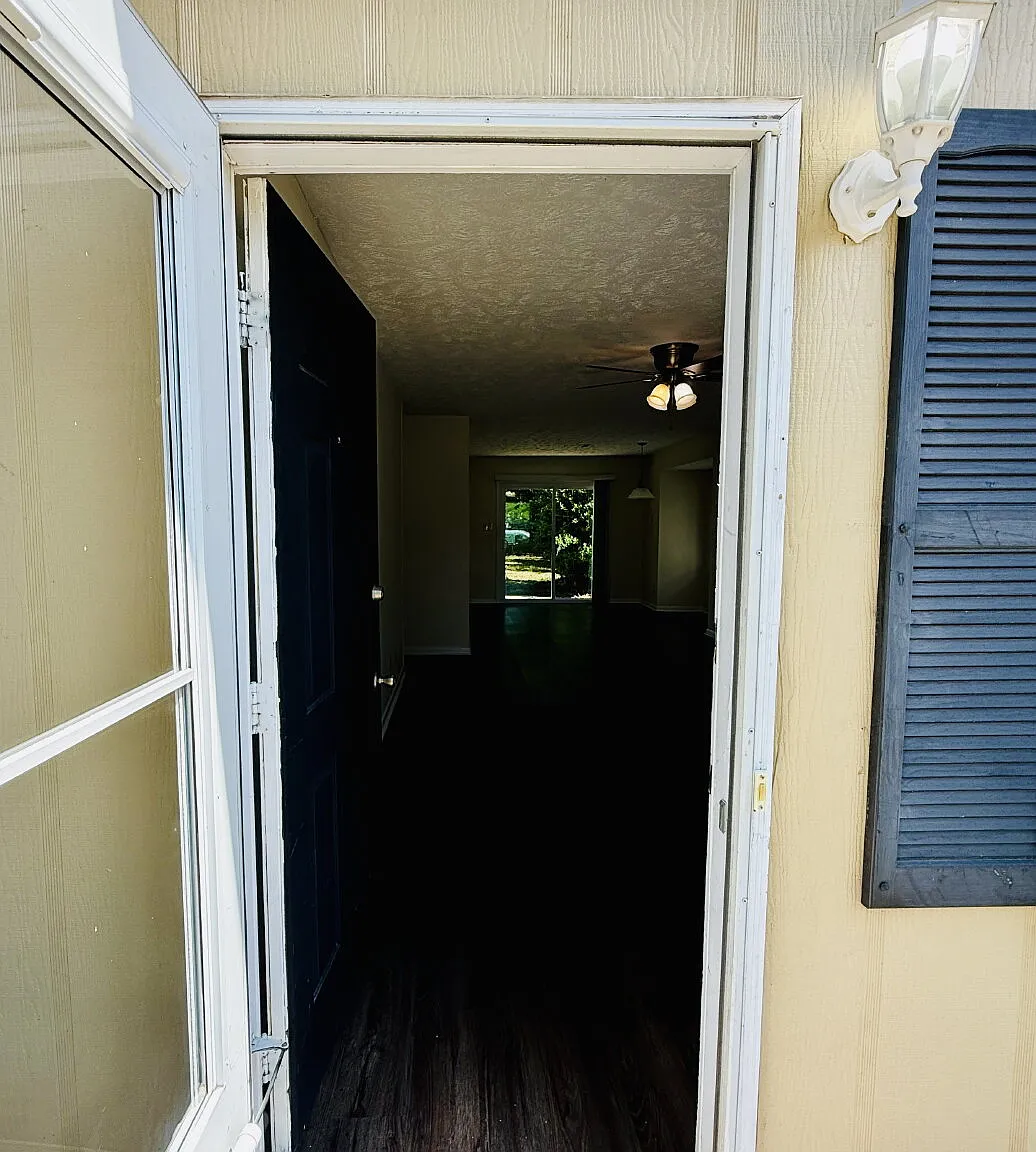 2 bed, 1.0 bath, 968 sqft, $1,050 — Photo 2