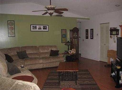 5th image of 10610 NW 32nd St