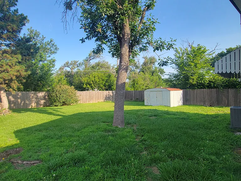 3033 S Millwood Ave — Photo 8