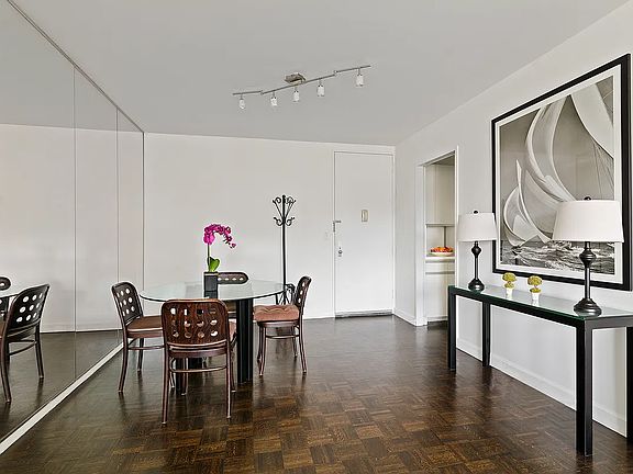 4th image of 200 E 61st St APT 15C