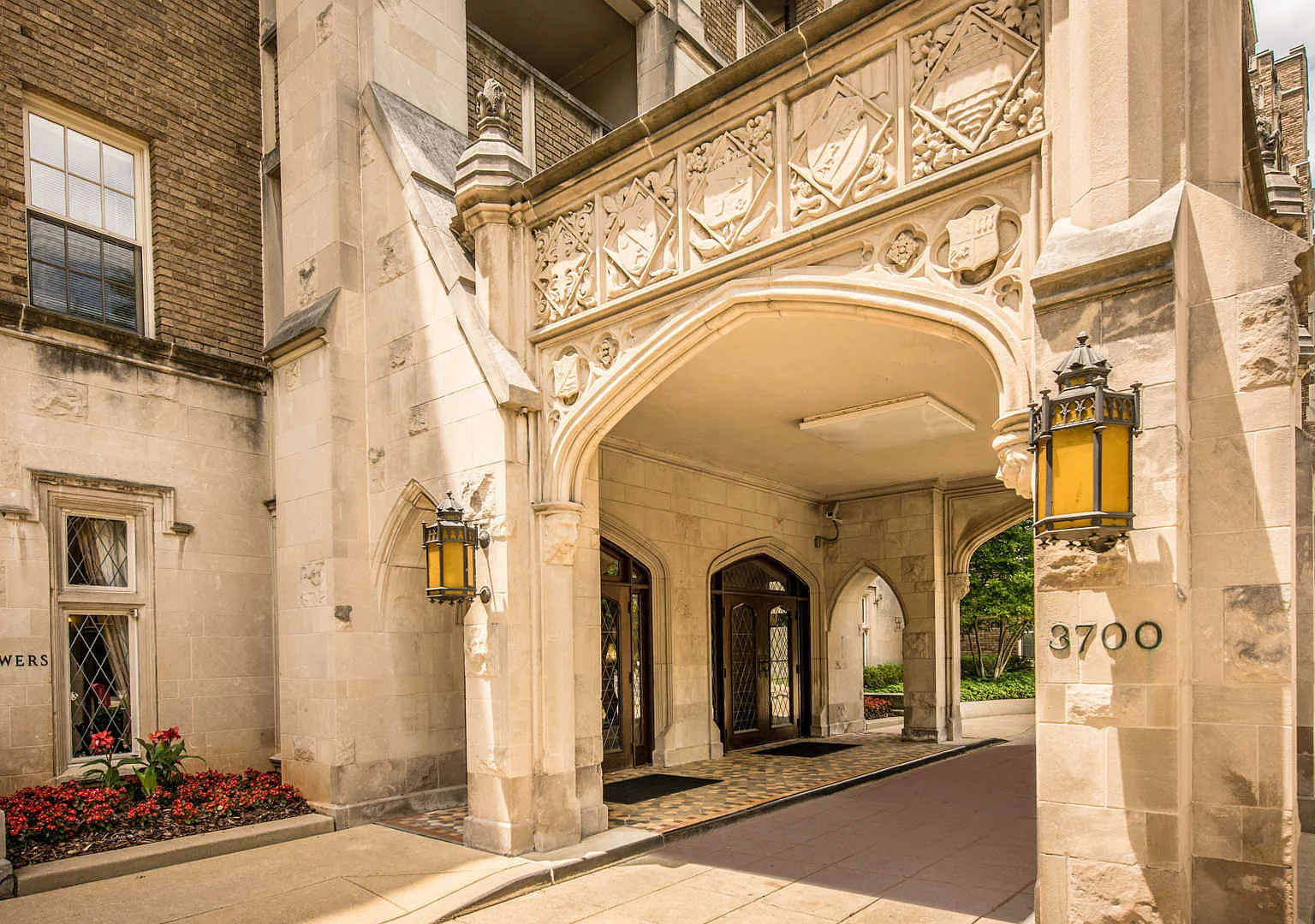 Alban Towers — Photo 2