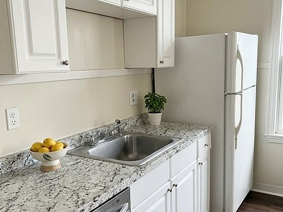 5th image of 37 Waverly St #B