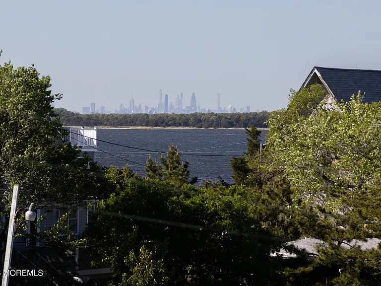 31 Washington Ave — Photo 2